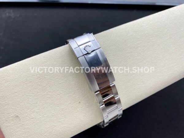 Clean Factory Rolex Yacht-Master 126622-0002 40mm Platinum Bezel Blue Dial