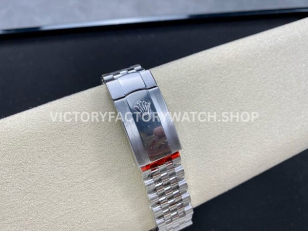 Clean factory Rolex Datejust 126334-0032 41mm Full 904L Fluted Motif Blue Dial Jubilee (4) Clean factory Rolex Datejust 126334-0032 41mm Full 904L Fluted Motif Blue Dial Jubilee