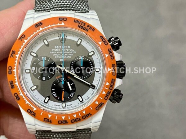 116500 Daytona replica with black eye grey dial and carbon strap. 40mm case with bold contrast and strong visual impact.