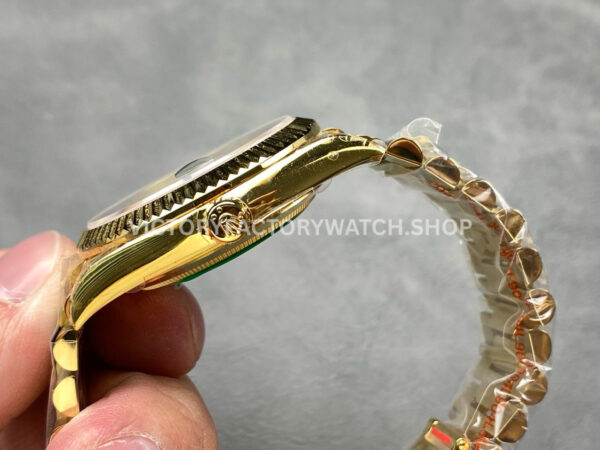 KF Factory Counterweight Rolex Day-Date 228238-0061 40mm Full Yellow Gold (1) KF Factory Counterweight Rolex Day-Date 228238-0061 40mm Full Yellow Gold Roman Numerals Slate Ombré Green Dial