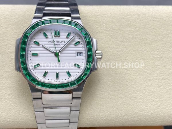GR Emerald Nautilus 5711 113P 010 white dial green diamond