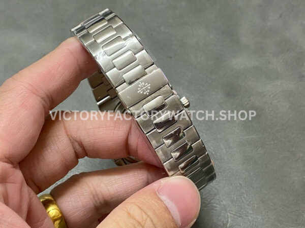 GR Factory Patek Philippe Emerald Nautilus 5711113P-001 40.5mm Full Platinum Black Dial (3) GR Factory Patek Philippe Emerald Nautilus 5711/113P-001 35.2mm Full Platinum Green Diamond Gray Dial