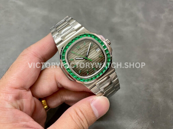 GR Factory Patek Philippe Emerald Nautilus 5711113P-001 40.5mm Full Platinum Black Dial (5) GR Factory Patek Philippe Emerald Nautilus 5711/113P-001 35.2mm Full Platinum Green Diamond Gray Dial