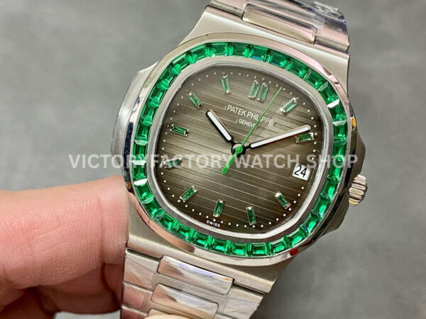 GR Factory Patek Philippe Emerald Nautilus 5711113P-001 40.5mm Full Platinum Black Dial (8) GR Factory Patek Philippe Emerald Nautilus 5711/113P-001 35.2mm Full Platinum Green Diamond Gray Dial