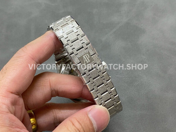 OMF Factory Frosted Audemars Piguet Royal Oak Chronograph 26240STOO122 (1) OMF Factory Frosted Audemars Piguet Royal Oak Chronograph 26240ST.OO.1220ST.03 41mm Full Frosted White Gold Silver Dial
