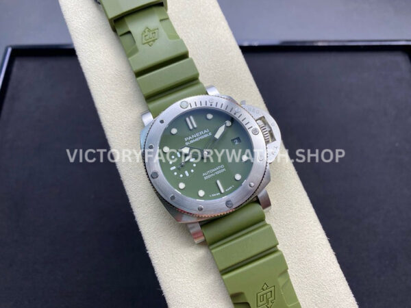 VS Factory Panerai Submersible PAM 01055 42mm Steel Verde Militare Green R (3) VS Factory Panerai Submersible Pam01055 42mm Steel Verde Militare Green Rubber Strap Verde Militare Green Dial