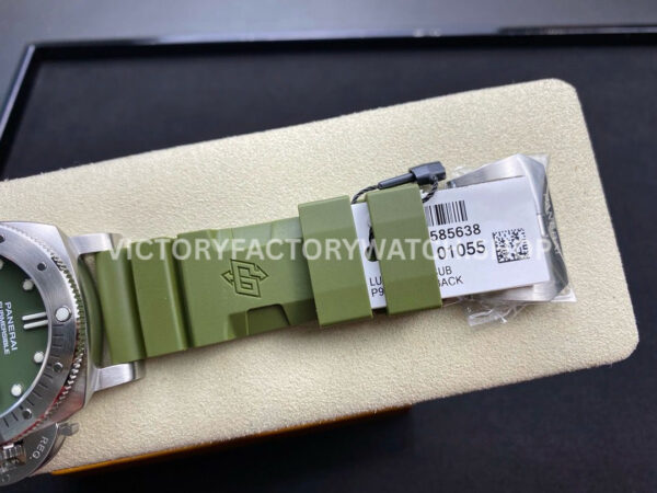 VS Factory Panerai Submersible PAM 01055 42mm Steel Verde Militare Green R (8) VS Factory Panerai Submersible Pam01055 42mm Steel Verde Militare Green Rubber Strap Verde Militare Green Dial