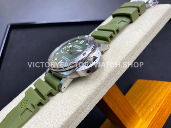 VS Factory Panerai Submersible PAM 01055 42mm Steel Verde Militare Green Rub (1) VS Factory Panerai Submersible Pam01055 42mm Steel Verde Militare Green Rubber Strap Verde Militare Green Dial