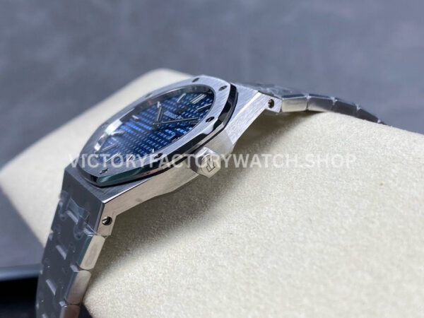 ZF Factory Audemars Piguet Royal Oak Lady 67650 33mm Full Steel Blue Dial (7) ZF Factory Audemars Piguet Royal Oak Lady 67650 33mm Full Steel Blue Dial