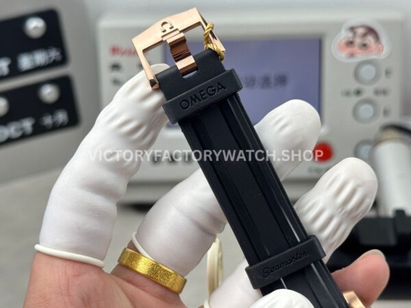 OVS Factory Omega Seamaster Diver 300M 210.90.42.20.01.003 42Replica Watchmm Bronze Gold Rubber Strap Black Dial