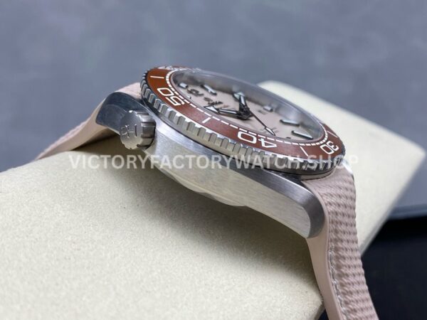 VS Factory Omega Seamaster Planet Ocean 600M 215.32.44.21.09.001 43.5mm Beige Rubber Strap Arabic Numerals Beige Dial