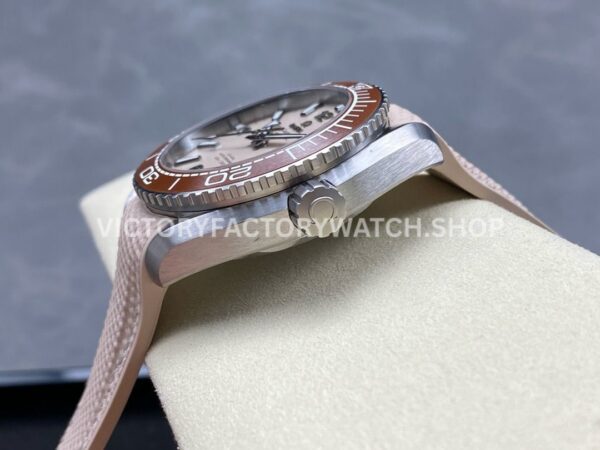 VS Factory Omega Seamaster Planet Ocean 600M 215.32.44.21.09.001 43.5mm Beige Rubber Strap Arabic Numerals Beige Dial