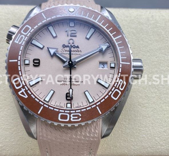 VS Factory Omega Seamaster Planet Ocean 600M 215.32.44.21.09.001 43.5mm beige rubber strap beige dial replica watch