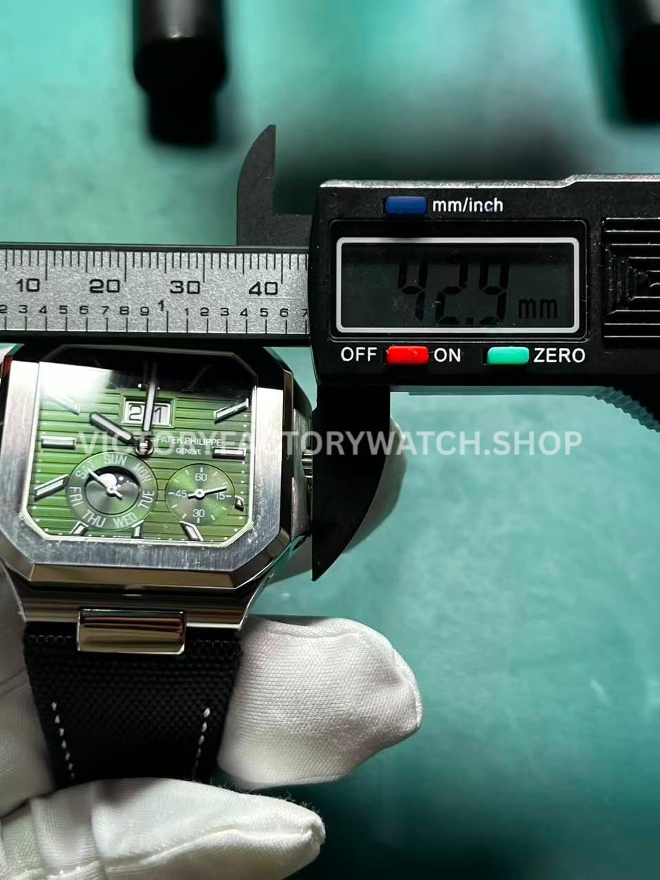 P1 Factory Patek Philippe Cubitus 5822 dial and display details