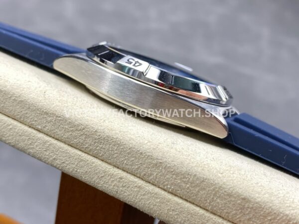 BLS Factory Breitling Chronomat GMT 40mm Rubber Strap Blue GMT Needle Blue Dial (3) BLS Factory Breitling Chronomat GMT 40mm Rubber Strap Blue GMT Needle Blue Dial