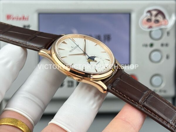 GF Factory Jaeger-LeCoultre Master Ultra Thin Moon 1252520 39mm Rose gold Leather Strap Silver Dial (4) GF Factory Jaeger-LeCoultre Master Ultra Thin Moon 1252520 39mm Rose Gold Leather Strap Silver Dial
