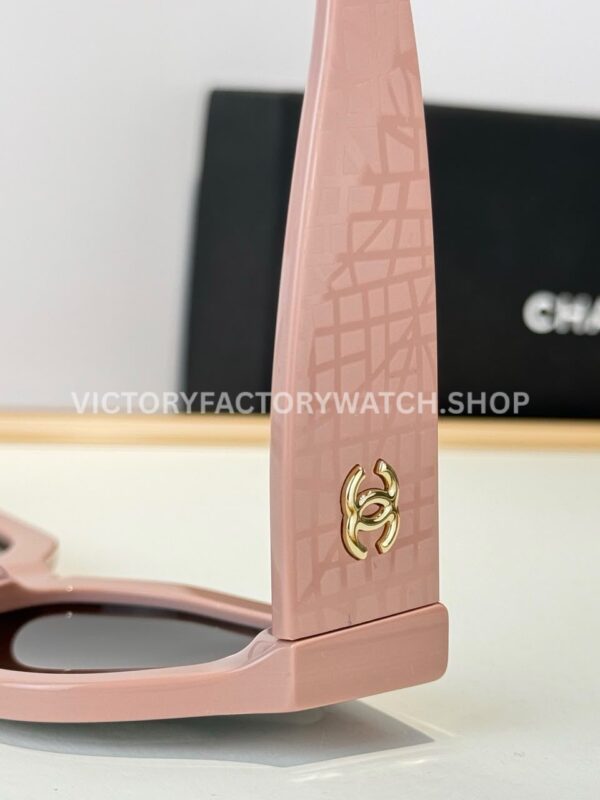 Chanel 5571 Cat-Eye Sunglasses Light Pink Frame & Dark Grey-Green Lenses (4) Chanel 5571 Cat-Eye Sunglasses | Light Pink Frame & Dark Grey-Green Lenses