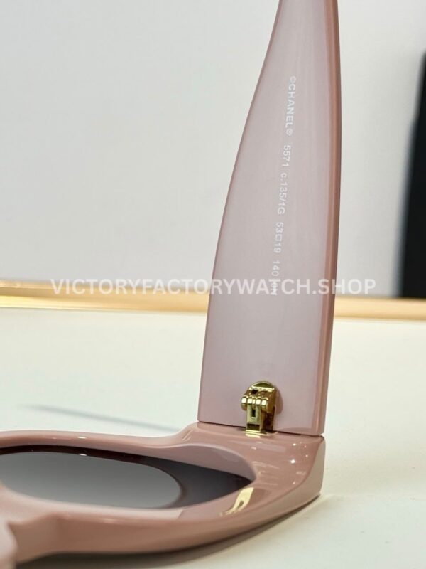 Chanel 5571 Cat-Eye Sunglasses Light Pink Frame & Dark Grey-Green Lenses (6) Chanel 5571 Cat-Eye Sunglasses | Light Pink Frame & Dark Grey-Green Lenses
